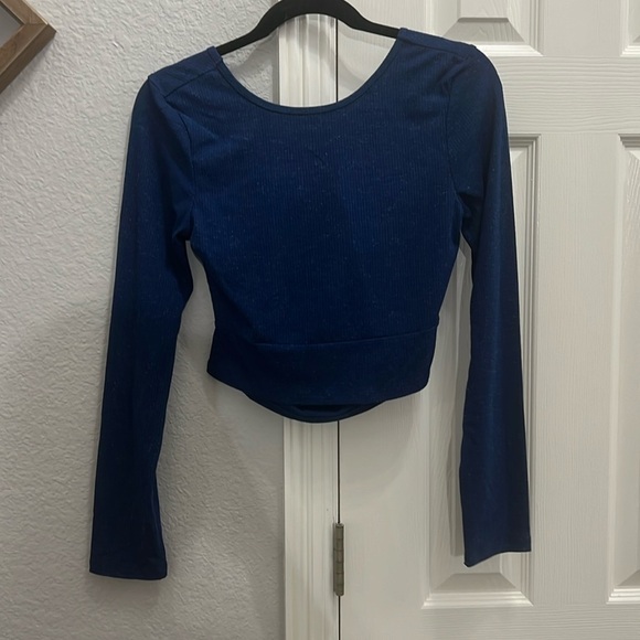 Earthbound blue‎ longsleeve crop size women’s medium - Picture 1 of 5